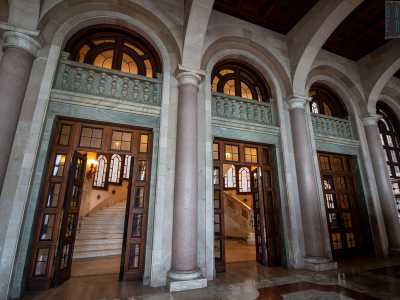 Attraverso un grande portone accediamo nel vano contenente la monumentale scalinata che porta ai piani superiori, permettendo anche l�accesso alla collezione d�arte della Pinacoteca Corrado Giaquinto